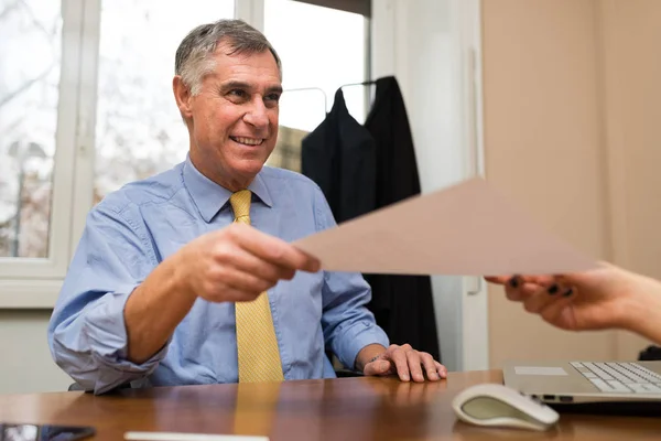 Jefe Tomando Currículum Durante Una Entrevista Trabajo — Foto de Stock