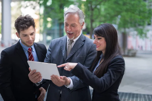 Groupe Gens Affaires Utilisant Une Tablette Numérique — Photo