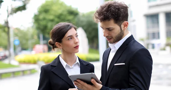 Casal Empresários Usando Tablet Livre — Fotografia de Stock