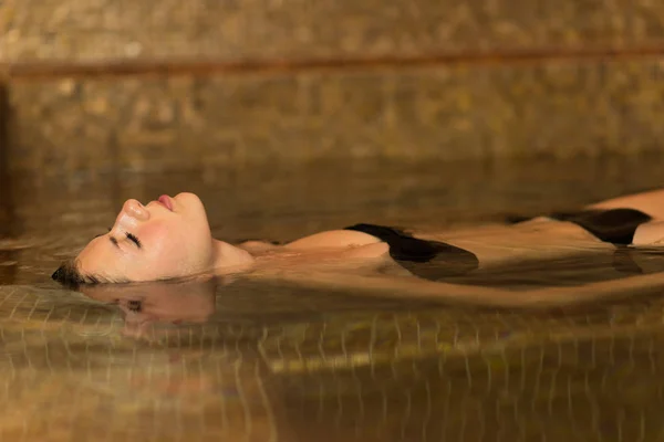Portrét Krásné Ženy Relaxaci Termálním Bazénu — Stock fotografie