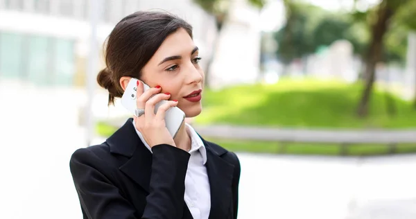 Retrato Uma Jovem Mulher Falando Telefone — Fotografia de Stock