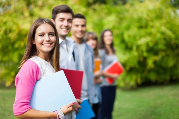 Utomhus Porträtt Leende Ung Student Framför Grupp Studenter — Stockfoto