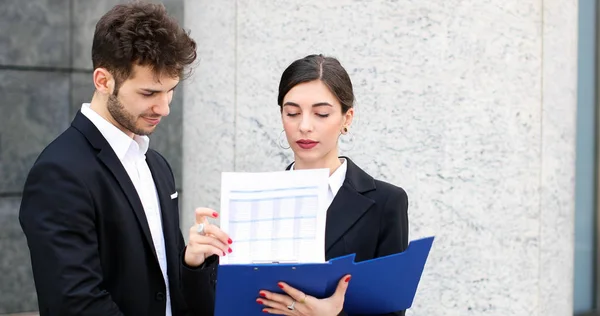 Colleagues Discussing Financial Documents Outdoors — Stock Photo, Image