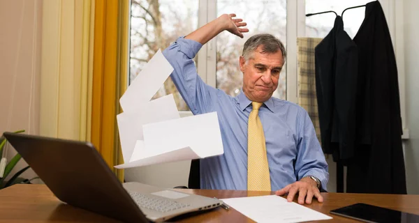 Empresário Jogando Fora Folhas Papel Seu Escritório — Fotografia de Stock