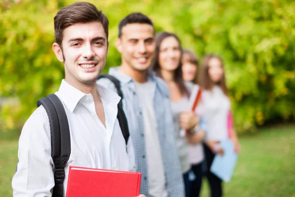 Außenporträt Einer Lächelnden Studentengruppe — Stockfoto