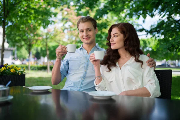 Young Couple Drinking Tea Together Outdoor — Stock Photo, Image