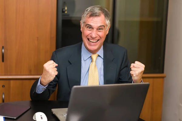 Homem Feliz Frente Seu Computador Portátil — Fotografia de Stock