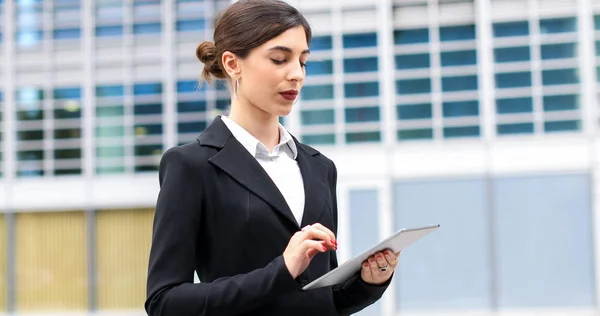 Smiling Businesswoman Using Digital Tablet Outdoor — Stock Photo, Image