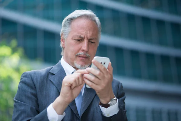 Senior Zakenman Met Behulp Van Zijn Mobiele Telefoon Buitenshuis — Stockfoto