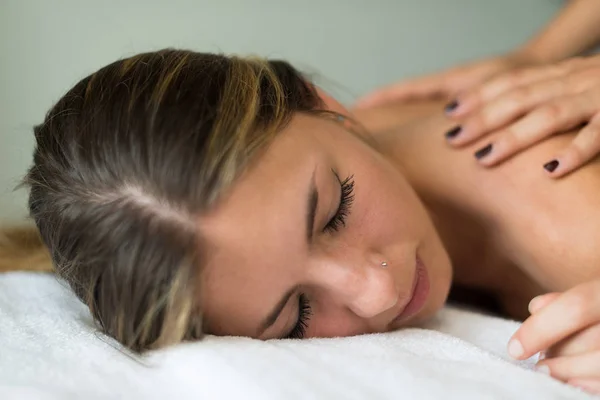 Junge Frau Bei Einer Massage Einem Wellnessbereich — Stockfoto