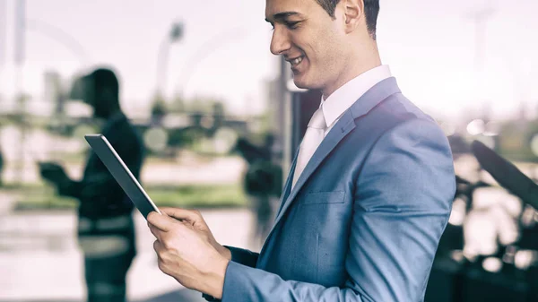 Detalhe Homem Negócios Usando Seu Tablet — Fotografia de Stock