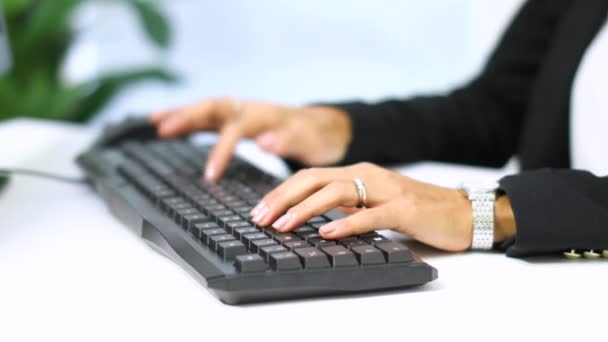 Жіночі Руки Друкуються Клавіатурі — стокове відео