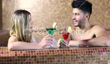 Çift kokteyl içme bir spa, Jakuzi banyo yapıyor 