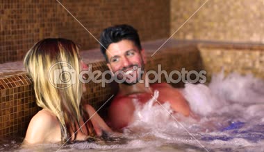 Çift bir Spa'da Jakuzi banyo yapıyor