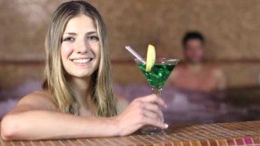 Çift Jakuzi spa, kokteyl ve gülümseyen içme kadın yapıyor 
