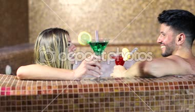 Çift kokteyl içme bir spa, Jakuzi banyo yapıyor 