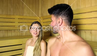 bir buhar odasında sauna banyoda ve konuşan bir çift 