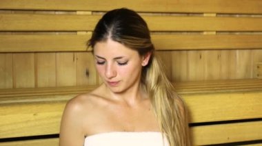 Buhar odasında sauna banyosu olan güzel bir kadın