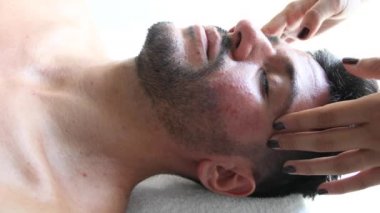 Genç adam bir kaplıcada bir masaj almak