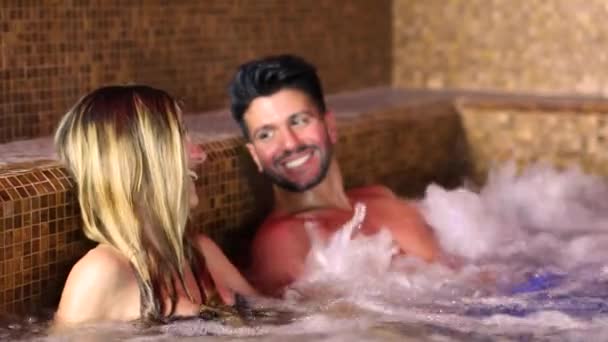 Pareja Haciendo Una Bañera Hidromasaje Spa — Vídeos de Stock