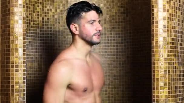 Przystojny Mężczyzna Robi Prysznic Spa — Wideo stockowe