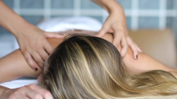 Jovem Mulher Fazendo Uma Massagem Spa — Vídeo de Stock
