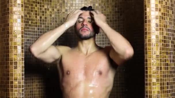 スパのシャワーをやっているハンサムな男 — ストック動画
