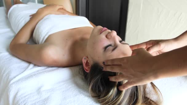 Vrouw Met Een Hoofd Massage — Stockvideo