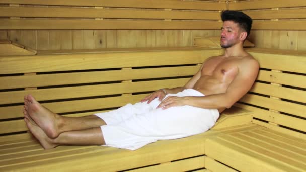Homem Relaxante Uma Sauna — Vídeo de Stock