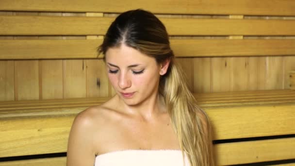 Mulher Bonita Ter Banho Sauna Uma Sala Vapor — Vídeo de Stock