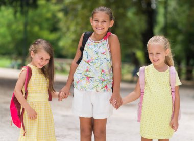 Mutlu kız okula gidiyor