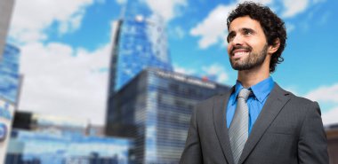 Uzak şehirde arıyor işadamı portresi 
