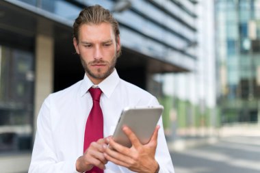 işadamı dijital tablet kentsel bir ortamda kullanma