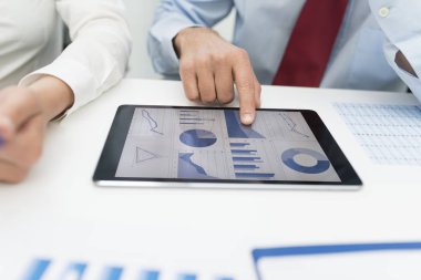 İşadamı tablet ofisinde bir toplantı sırasında kullanma.
