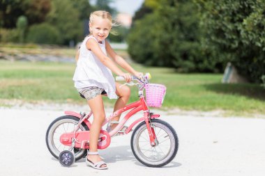 Çocuk onu bisiklet sürme