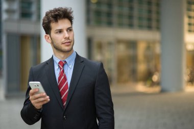 Telefonunuzun ve şehirde işadamı portresi 