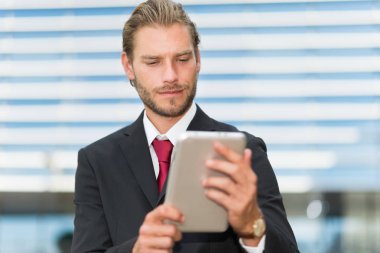 işadamı dijital tablet kentsel bir ortamda kullanma