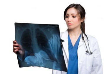 Kadın doktor bir Radyografi incelenmesi