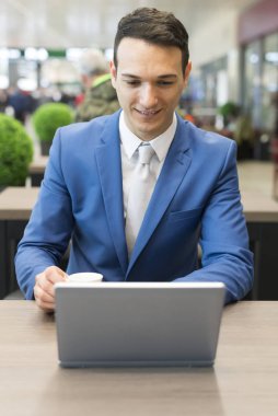 Bir kafede bir netbook kullanarak bir işadamı detay