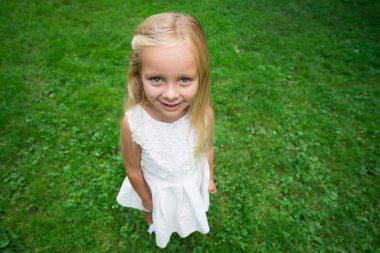 Çimenlerin üzerinde gülümseyen güzel kız 