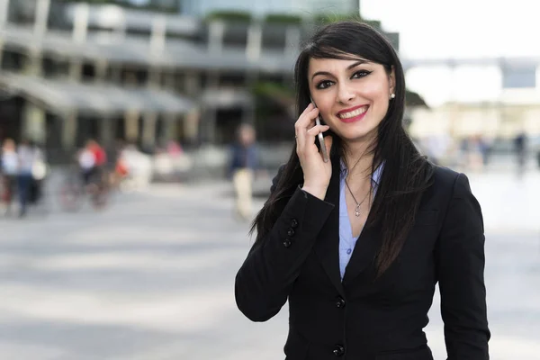 Donna Affari Che Parla Cellulare Una Città — Foto Stock