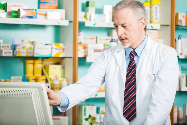 Portrait Pharmacist Using Computer — Stock Photo, Image
