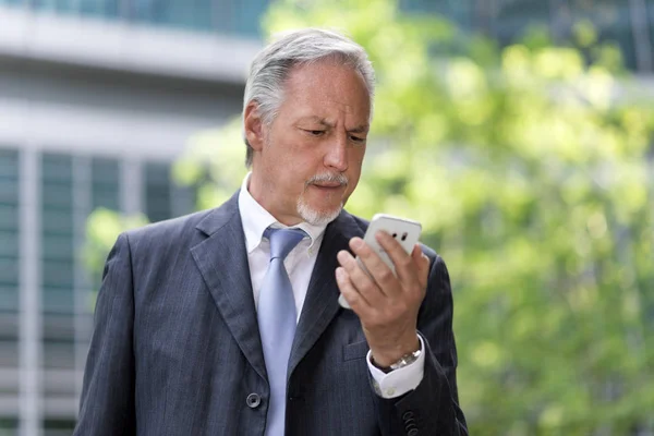 Hombre Negocios Pensativo Mirando Teléfono Celular — Foto de Stock