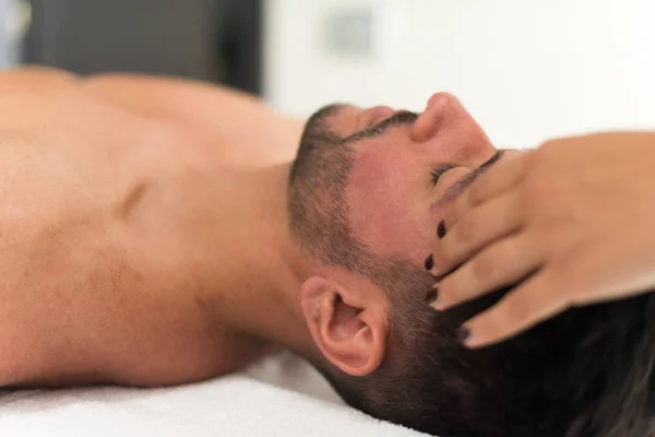 Uomo Con Massaggio Facciale — Foto Stock