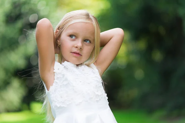 Ler Vacker Flicka Utomhus Vit Klänning — Stockfoto