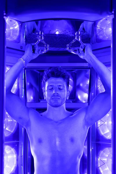 Man Tanning Artificial Light — Stock Photo, Image
