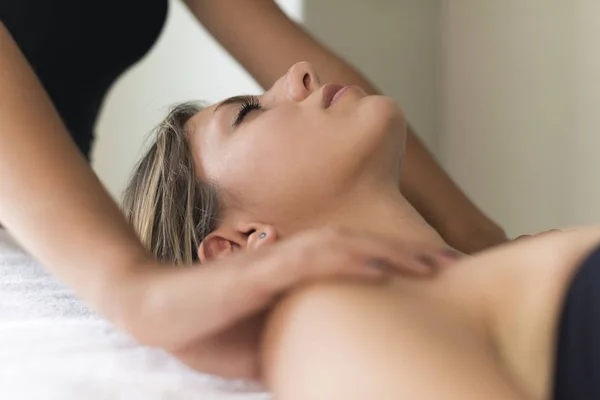 Giovane Donna Che Massaggio Una Spa — Foto Stock