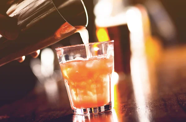 Barman Versant Cocktail Dans Verre — Photo