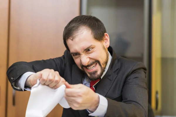 Wütender Geschäftsmann Zerreißt Dokument Seinem Büro — Stockfoto