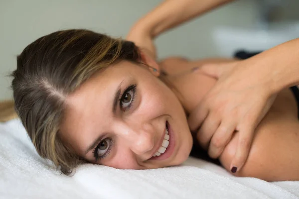 Entspannte Frau Erhält Eine Massage Wellnessbereich — Stockfoto